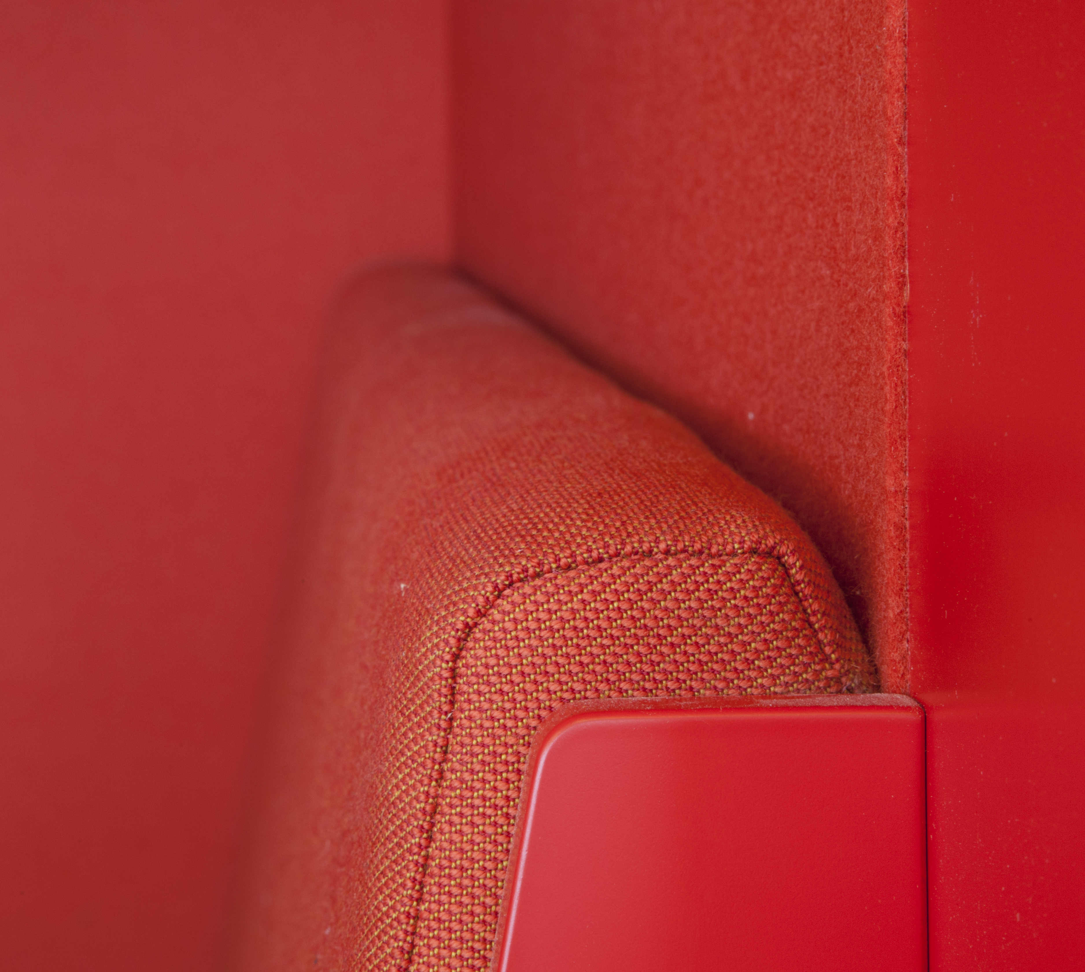 Power office_09, opklæbning af filt på væg